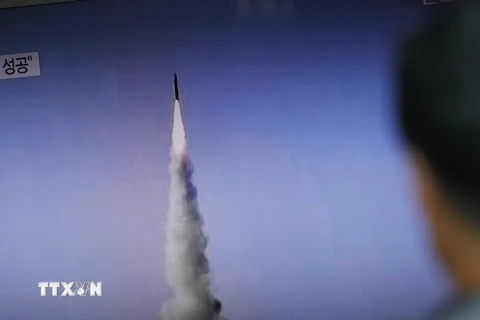 Một vụ thử tên lửa đạn đạo tầm trung của Triều Tiên. (Ảnh: EPA/TTXVN)