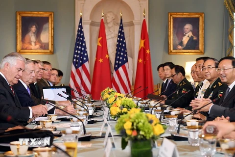 Ngoại trưởng Rex Tillerson (trái) và Bộ trưởng Quốc phòng James Mattis (thứ 2, trái) cùng Ủy viên Quốc vụ Dương Khiết Trì (phải) và Tổng Tham mưu trưởng Quân Giải phóng Nhân dân Trung Quốc, Thượng tướng Phòng Phong Huy (thứ 2, phải) tại cuộc đối thoại. (Ả