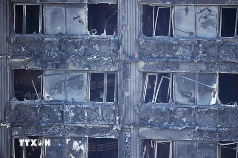 Tòa chung cư Grenfell Tower bị phá hủy sau vụ hỏa hoạn. (Ảnh: AFP/TTXVN)