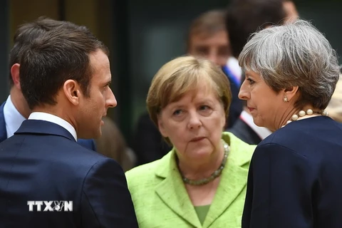 Thủ tướng Anh Theresa May (phải) và Thủ tướng Đức Angela Merkel (giữa) cùng Tổng thống Pháp Emmanuel Macron (trái) tại Hội nghị thượng đỉnh EU ở Brussels (Bỉ) ngày 22/6. (Ảnh: AFP/TTXVN)