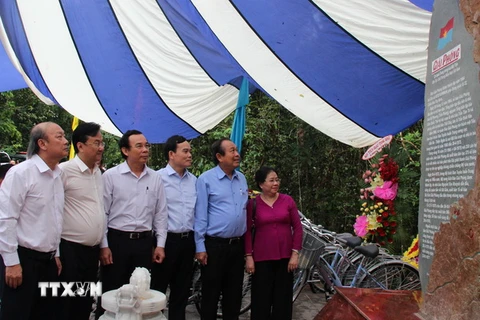 Phó Thủ tướng Trương Hòa Bình và các đại biểu tại bia kỷ niệm báo Giải phóng. (Ảnh Lê Đức Hoảnh/TTXVN)