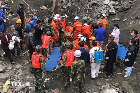 Nhân viên cứu hộ nỗ lực tìm kiếm người mất tích trong trận động đất. (Ảnh: AFPTTXVN)