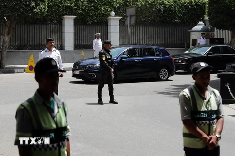 Cảnh sát Ai Cập tăng cường an ninh tại thủ đô Cairo. (Ảnh: AFP/TTXVN)