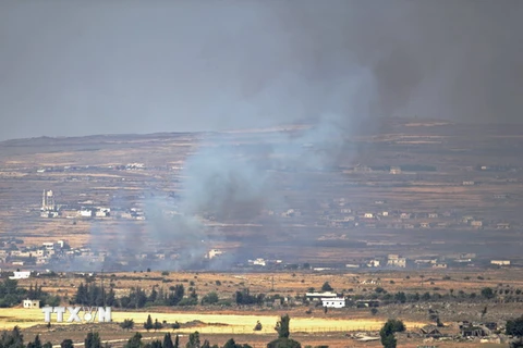 Khói bốc lên sau cuộc giao tranh ở gần thành phố Quneitra trên Cao nguyên Golan ngày 24/6. (Ảnh: EPA/TTXVN)