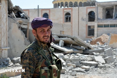 Các tay súng của YPG tuần tra tại thành phố Raqqa, Syria. (Ảnh: EPA/TTXVN)
