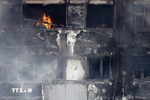 Tòa chung cư Grenfell Tower ở London bị thiêu rụi sau hỏa hoạn ngày 14/6 vừa qua. (Ảnh: AFP/TTXVN)