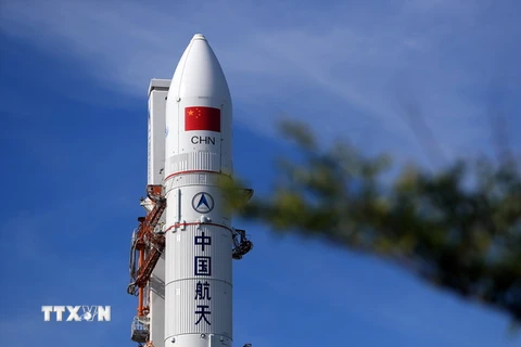 Tên lửa đẩy Trường Chinh 5Y2 được đưa vào bệ phóng ở Trung tâm vũ trụ Văn Xương, tỉnh Hải Nam, miền đông bắc Trung Quốc ngày 26/6 vừa qua. (Ảnh: THX/TTXVN)