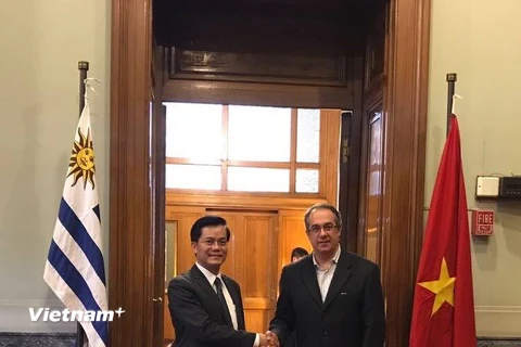 Thứ trưởng Ngoại giao Hà Kim Ngọc và Chủ tịch Hạ viện Uruguay Jose Carlos Mahia (Nguồn: Đại sứ quán Việt Nam tại Argentina)