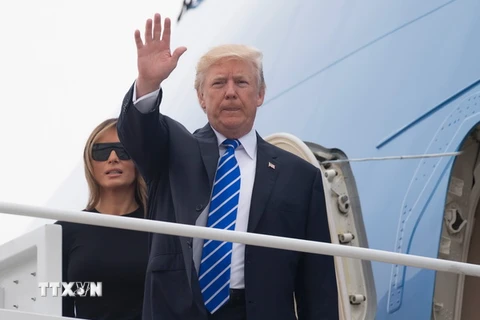 Tổng thống Mỹ Donald Trump lên chiếc Không lực Một ở căn cứ không quân Andrews, bang Maryland bắt đầu chuyến công du châu Âu ngày 5/7. (Ảnh: AFP/TTXVN)