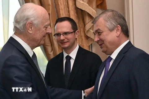 Ông Alexander Lavrentiev (phải) gặp Đặc phái viên Liên hợp quốc về vấn đề Syria, ông Staffan de Mistura (trái) bên lề cuộc đàm phán về tình hình Syria ở Astana, Kazakhstan ngày 3/5 vừa qua. (Ảnh: AFP/TTXVN) 