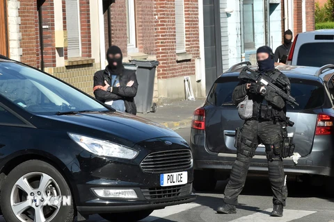 Cảnh sát chống khủng bố Pháp tuần tra tại Wattignies, miền bắc nước Pháp ngày 5/7. (Ảnh: AFP/TTXVN)