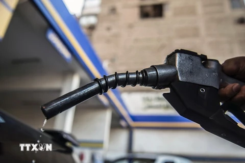 Bơm xăng cho các phương tiện tại trạm xăng. (Ảnh: AFP/TTXVN)