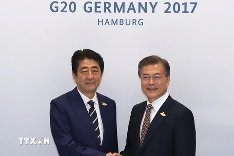 Thủ tướng Nhật Bản Shizo Abe (ảnh, trái) và Tổng thống Hàn Quốc Moon Jae In (ảnh, phải) có cuộc gặp song phương bên lề Hội nghị G20. (Ảnh: Yonhap/TTXVN)