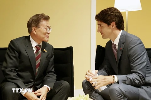 Thủ tướng Canada Justin Trudeau và Tổng thống Hàn Quốc Moon Jae-in. (Ảnh: EPA/TTXVN)