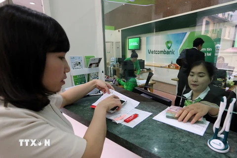 Khách hàng giao dịch tại Trụ sở chính Vietcombank. (Ảnh: Trần Việt/TTXVN)