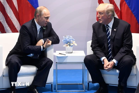 Tổng thống Mỹ Donald Trump (phải) và Tổng thống Nga Vladimir Putin trong cuộc gặp bên lề Hội nghị thượng đỉnh G20 ở Hamburg, Đức ngày 7/7 vừa qua. (Ảnh: AFP/TTXVN)
