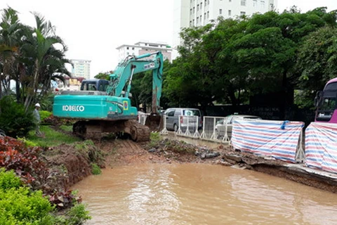 Hà Nội: Hàng nghìn hộ dân thiếu nước sinh hoạt do sự cố vỡ đường ống