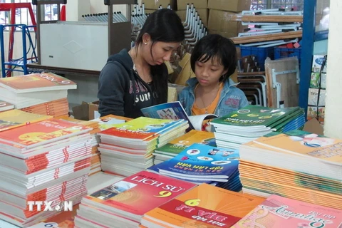 Một quầy bán sách, vở và đồ dùng học tập của Công ty Phát hành sách và Thiết bị trường học Thành phố Hồ Chí Minh phục vụ các em học sinh. (Ảnh: Phương Vy/TTXVN)