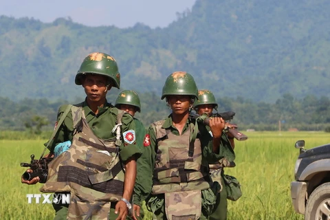 Binh sỹ Myanmar tuần tra tại thị trấn Maungdaw, bang Rakhine. (Ảnh: AFP/TTXVN)