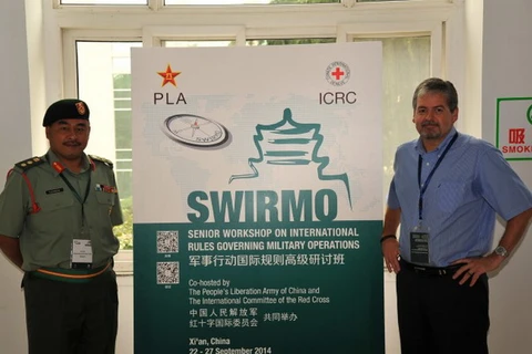 Đại tá Malaysia Kamarudzaman và ông Kirby Abbott của ICRC, đại diện Lực lượng Quân sự và An ninh của ICRC khu vực Đông Nam Á và Thái Bình Dương. (Nguồn: icrc.org)