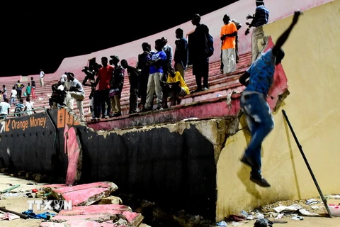 Bức tường bị đổ sập tại sân vận động ở Dakar, Senegal ngày 15/7. (Ảnh: AFP/TTXVN)