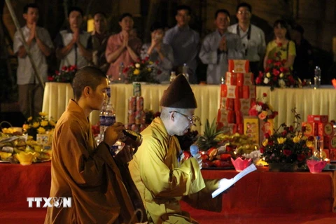 Phó Chủ tịch Giáo hội Phật giáo Việt Nam Thích Thanh Quyết thực hiện nghi lễ cầu siêu. (Ảnh: Diệp Anh/TTXVN)