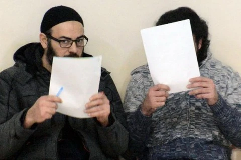 Hai thành viên Hồi giáo bị bắt ở đồn cảnh sát Adana, Thổ Nhĩ Kỳ. (Nguồn: (AFP)