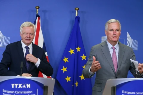 Bộ trưởng phụ trách vấn đề Brexit của Anh, David Davis (trái) và Trưởng đoàn đàm phán châu Âu về Brexit Michel Barnier (phải) tại vòng đàm phán mới ở Brussels, Bỉ ngày 17/7. (Ảnh: AFP/TTXVN)