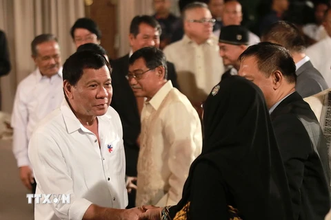 Tổng thống Philippines Rodrigo Duterte (trái) tại gặp gỡ người dân tại lễ Eid al-Fitr ở Manila ngày 27/6 vừa qua. (Ảnh: THX/TTXVN)