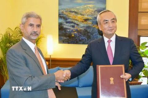 Bí thư Đối ngoại S Jaishankar (ảnh, trái) và Đại sứ Nhật Bản tại Ấn Độ Kenji Hiramatsu (ảnh, phải) trao đổi công hàm ngoại giao. (Ảnh: Kyodo/TTXVN)