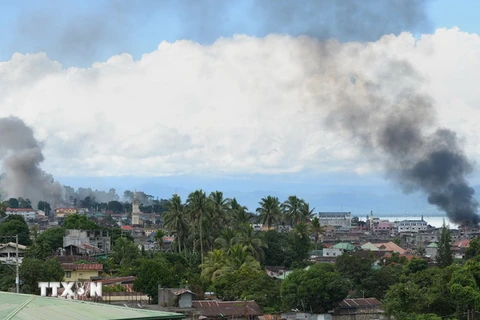 Khói bốc lên từ các địa điểm của phiến quân bị không kích ở Maraw. (Ảnh: AFP/TTXVN)