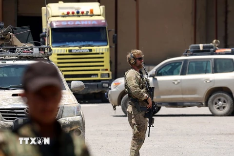 Binh sỹ Mỹ tại thị trấn Tabqa, cách thành phố Raqa ở Syria khoảng 55km về phía Tây ngày 29/6 vừa qua. (Ảnh: AFP/TTXVN)