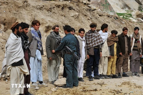 Binh sỹ Afghanistan kiểm tra an ninh gần Kalagush, tỉnh Nuristan. (Ảnh: AFP/TTXVN)