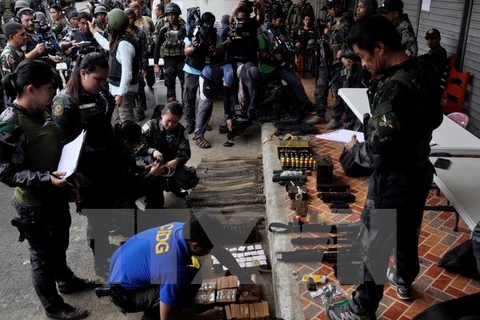 Binh sỹ Philippines trưng bày số vũ khí thu giữ trong chiến dịch chống phiến quân ở Marawi. (Ảnh: EPA/TTXVN)