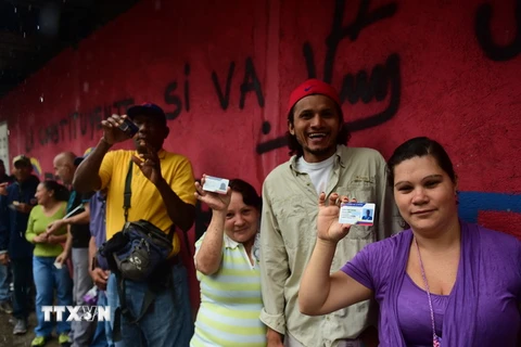 Người dân Venezuela xếp hàng chờ bỏ phiếu tại điểm bầu cử ở Caracas ngày 30/7. (Ảnh: AFP/TTXVN)