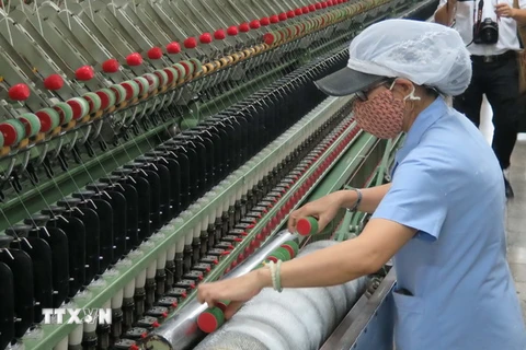 Dây chuyền sản xuất khép kín từ bông, sợi, dệt tại Công ty Cổ phần Dệt may Huế. (Ảnh: Quốc Việt/TTXVN)