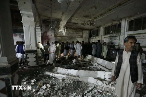 Quang cảnh đổ nát tại hiện trường vụ tấn công nhà thờ Hồi giáo ở Herat ngày 1/8. (Ảnh: EPA/TTXVN)