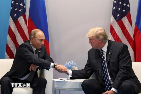 Tổng thống Nga Vladimir Putin (trái) và Tổng thống Mỹ Donald Trump (phải). (Ảnh: EPA/TTXVN)