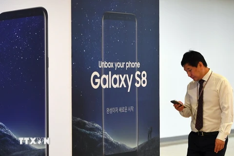 Biển quảng cáo điện thoại Samsung Galaxy S8 tại một cửa hàng ở Seoul, Hàn Quốc. (Ảnh: AFP/TTXVN) 
