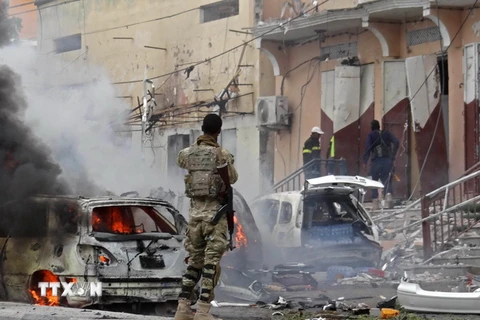 Lực lượng an ninh Somalia điều tra tại hiện trường một vụ đánh bom xe. (Ảnh: AFP/TTXVN)