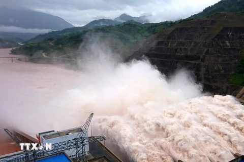 Nhà máy thủy điện Lai Châu xả lũ khẩn cấp ngày 2/8 vừa qua. (Ảnh: Văn Hoàng/TTXVN)