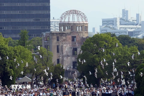 Lễ tưởng niệm 71 năm ngày Mỹ ném bom nguyên tử xuống thành phố trong Chiến tranh Thế giới II tại Công viên tưởng niệm Hòa bình, thành phố Hiroshima, Nhật Bản. (Ảnh: THX/TTXVN)