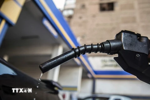 Bơm xăng cho các phương tiện. (Ảnh: AFP/TTXVN)