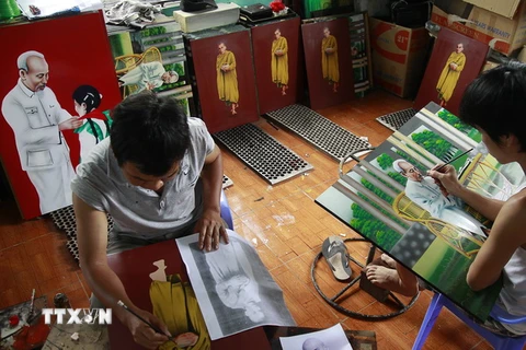 Sản xuất sản phẩm sơn mài tại cơ sở sản xuất Ánh Thái, cụm làng nghề sơn mài Hạ Thái, xã Duyên Thái, huyện Thường Tín. (Ảnh: Trọng Đạt/TTXVN)