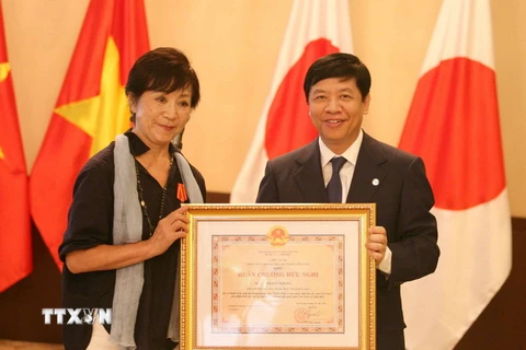 Thừa ủy quyền của Chủ tịch nước, Đại sứ Việt Nam tại Nhật Bản Nguyễn Quốc Cường trao Huân chương Hữu nghị cho bà Masako Sakata. (Ảnh: Thành Hữu/TTXVN)