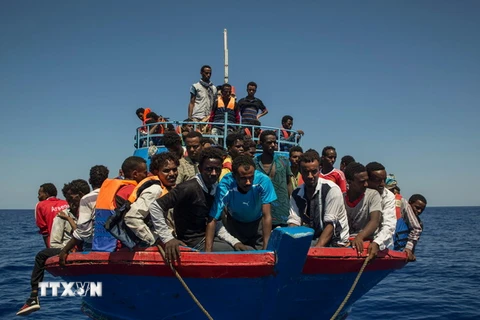 Người di cư chờ được cứu trên Địa Trung Hải ngày 6/8 vừa qua. (Ảnh: AFP/TTXVN)