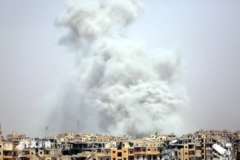 Khói bốc lên sau một cuộc không kích tại Raqa, Syria ngày 28/7 vừa qua. (Ảnh: AFP/TTXVN)