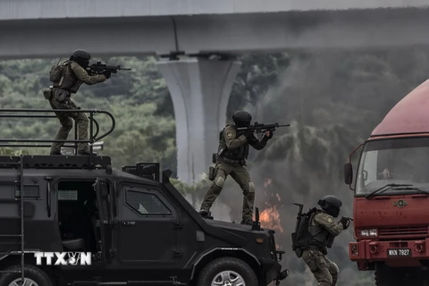 Cảnh sát đặc nhiệm Malaysia diễn tập chống khủng bố tại Kuala Lumpur ngày 3/8 vừa qua, nhằm đảm bảo an ninh cho SEA Games 29. (Ảnh: EPA/TTXVN)