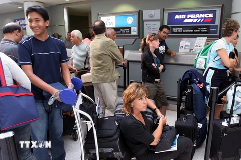 Hành khách tại nhà ga sân bay Toronto Pearson ngày 2/8/2005. (Ảnh: AFP/TTXVN)