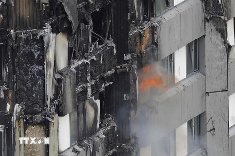 Tòa chung cư Grenfell Tower bị thiêu rụi trong vụ cháy. (Ảnh: AFP/TTXVN)